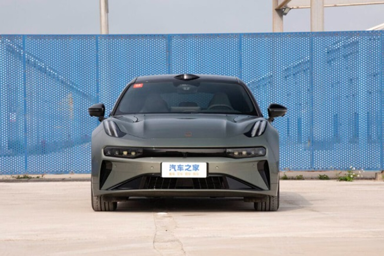 Hãng xe Trung Quốc cũng bổ sung thêm màu ngoại thất Olive Green mới cho mẫu 001. Về nội thất, khoang cabin của xe cũng có nhiều cải tiến với vô lăng và cụm đồng hồ được làm mới tương tự như trên mẫu Zeekr 001 FR hiệu suất cao.