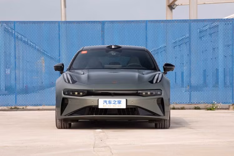 Hãng xe Trung Quốc cũng bổ sung thêm màu ngoại thất Olive Green mới cho mẫu 001. Về nội thất, khoang cabin của xe cũng có nhiều cải tiến với vô lăng và cụm đồng hồ được làm mới tương tự như trên mẫu Zeekr 001 FR hiệu suất cao.