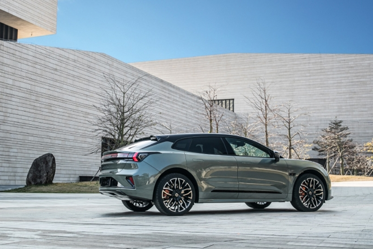 Trong khi đó, với gói pin NMC, xe chỉ cần sạc từ 10 - 80% chỉ trong 15 phút nhờ hệ thống 4C. Theo Zeekr, xe có thể đi được 256 km sau 5 phút sạc.