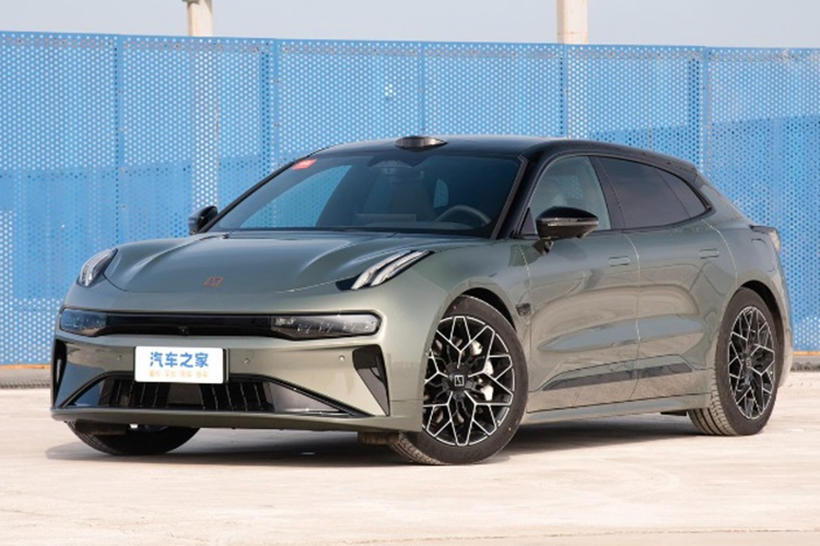 Mẫu xe điện Zeekr 001 sở hữu kích thước dài x rộng x cao lần lượt là 4.977 - 1.999 - 1.545 mm và chiều dài cơ sở 3.005 mm. Đầu xe có cản trước được thiết kế thể thao, hầm hố hơn, đi cùng cảm biến LiDAR trên nóc và cánh gió sau mới.