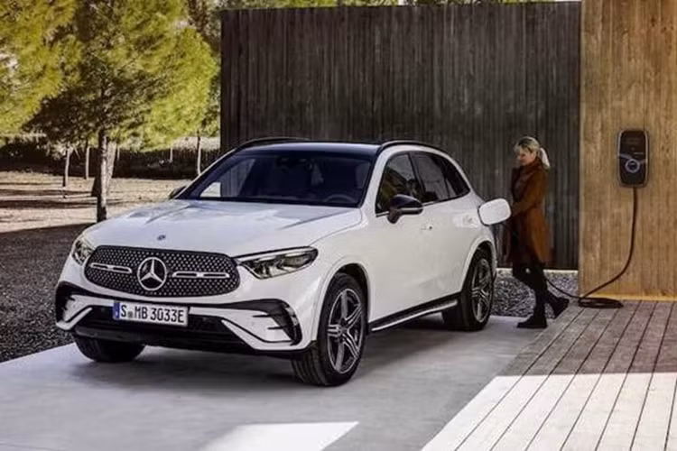 GLC 350e 4MATIC có khả năng tăng tốc từ 0-96 km/h trong khoảng 6,2 giây và đạt tốc độ tối đa giới hạn điện tử là 209 km/h. Phạm vi hoạt động thuần điện của mẫu xe này là 87 km, theo tiêu chuẩn EPA. Mercedes GLC 350e 4MATIC có hỗ trợ sạc nhanh DC khi chỉ mất khoảng 30 phút để sạc đầy xe.