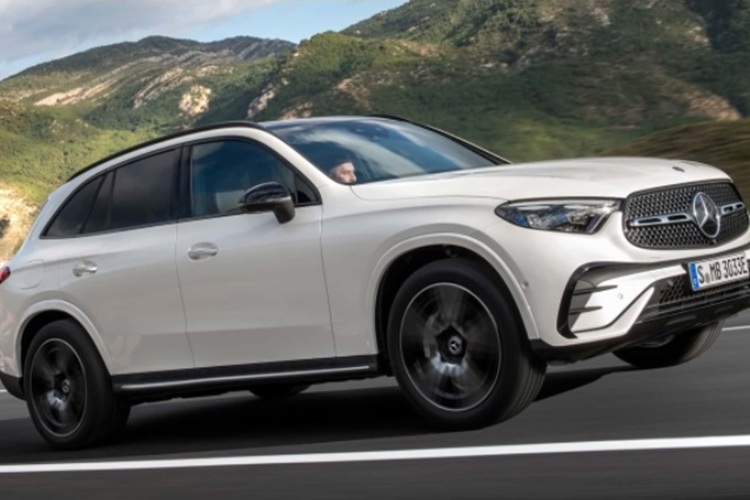 Cung cấp sức mạnh cho cả 3 phiên bản của mẫu xe SUV Mercedes-Benz GLC 350e 4MATIC đều là hệ truyền động plug-in hybrid, là sự kết hợp của một động cơ xăng 2.0L tăng áp với một mô-tơ điện và bộ pin dung lượng 24,8 kWh. Hệ thống truyền động này cung cấp tổng công suất lên tới 313 mã lực và mô-men xoắn cực đại 550 Nm.