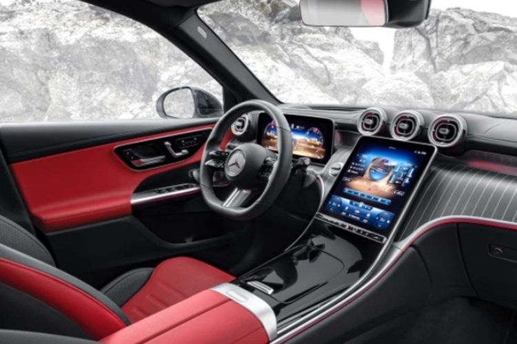 Ngoài ra, khách hàng có thể lựa chọn sạc AC tiêu chuẩn với công suất tối đa 11kW. Theo công bố, Mercedes GLC 350e 4MATIC phiên bản Standard tiêu chuẩn sẽ được trang bị một số tiện ích như: đồng hồ hiển thị kỹ thuật số với màn hình 12,3 inch, màn hình giải trí cảm ứng 11,9 inch, đèn viền nội thất 64 màu.