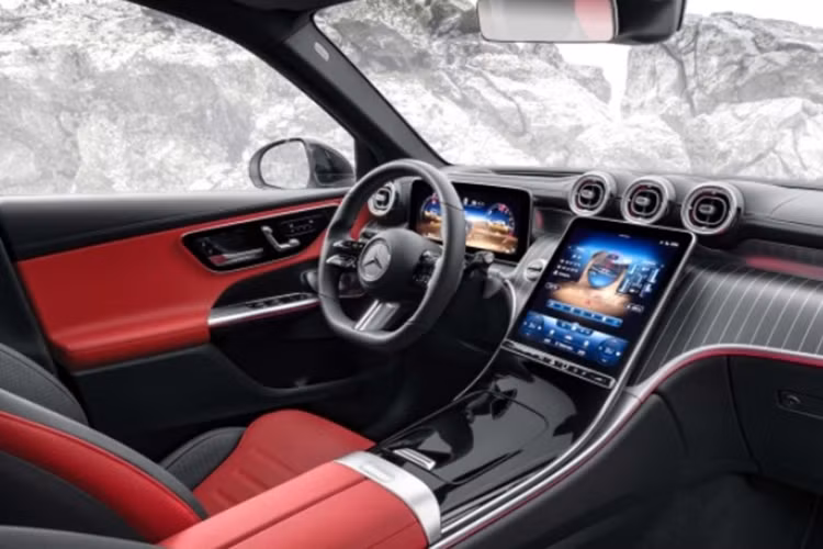 Ngoài ra, khách hàng có thể lựa chọn sạc AC tiêu chuẩn với công suất tối đa 11kW. Theo công bố, Mercedes GLC 350e 4MATIC phiên bản Standard tiêu chuẩn sẽ được trang bị một số tiện ích như: đồng hồ hiển thị kỹ thuật số với màn hình 12,3 inch, màn hình giải trí cảm ứng 11,9 inch, đèn viền nội thất 64 màu.