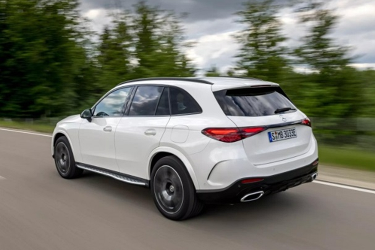 Bản Exclusive được trang bị thêm hệ thống âm thanh Burmester, camera 360, bệ cửa có đèn, gói trang bị đỗ xe với màn hình toàn cảnh và hệ thống an ninh Guard 360 có khả năng chụp ảnh khi phát hiện hoạt động đáng ngờ.