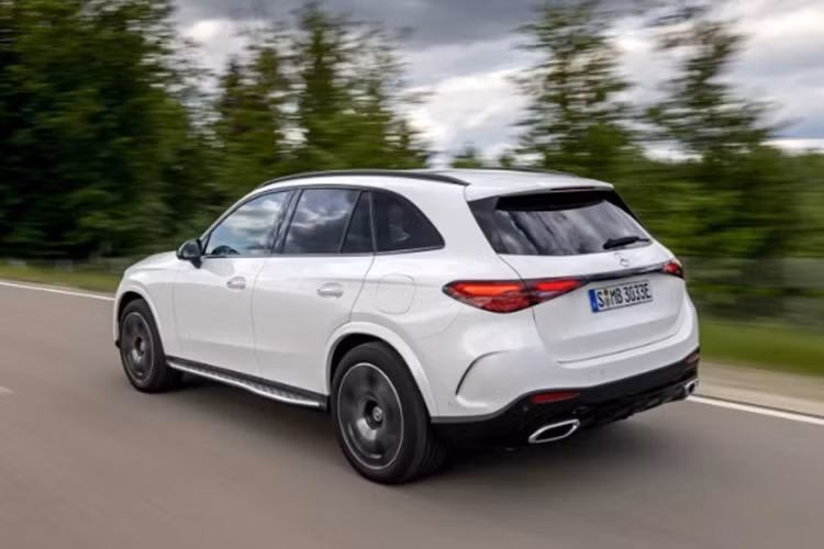 Bản Exclusive được trang bị thêm hệ thống âm thanh Burmester, camera 360, bệ cửa có đèn, gói trang bị đỗ xe với màn hình toàn cảnh và hệ thống an ninh Guard 360 có khả năng chụp ảnh khi phát hiện hoạt động đáng ngờ.