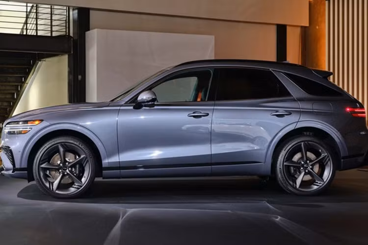 GV70 được làm mới sẽ có những cập nhật về kiểu dáng, tiện nghi và nội thất trên phiên bản ICE và điện. Bên trong, có một màn hình OLED 27 inch mới trải dài từ cụm thiết bị lái đến màn hình thông tin giải trí, tạo thành một dải thông tin và giải trí dài, nằm ngang. Ngoài ra còn có các tùy chọn bánh xe 19 và 21 inch được thiết kế lại.