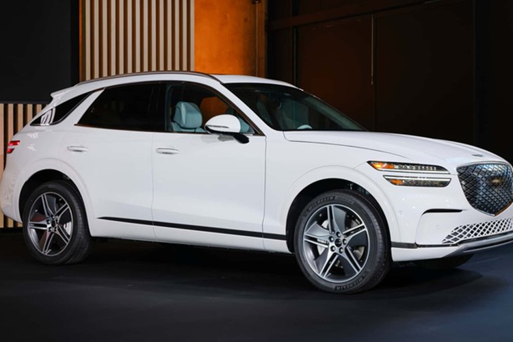 Các tùy chọn hệ thống truyền động trên xe động cơ đốt trong vẫn được áp dụng, trong đó Genesis cung cấp động cơ 4 xi-lanh 2.5 lít tăng áp công suất 300 mã lực và động cơ V6 3.5 lít tăng áp kép công suất 375 mã lực.