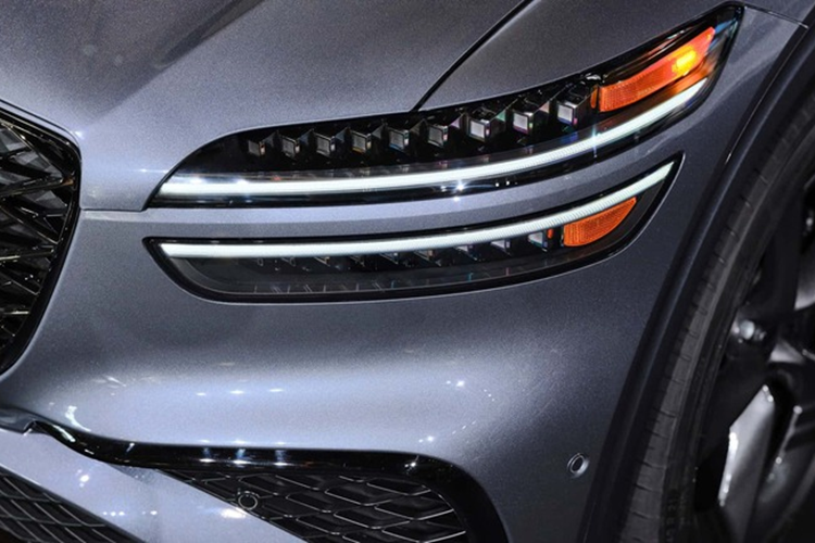 Bộ chuyển đổi Hệ thống sạc kết hợp (CCS) được bao gồm, cho phép trình điều khiển GV70 EV sạc tại các hệ thống trạm sạc lớn không phải của Tesla như ChargePoint và Electrify America. Hữu ích khi lái xe đường dài hoặc ở các vùng nông thôn có ít trạm sạc hơn.