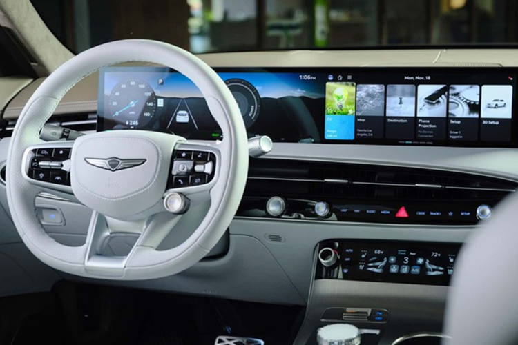 2026 GV70 chạy bằng động cơ đốt có lưới tản nhiệt lớn hơn, ấn tượng hơn và góc cạnh hơn. Trong khi chiếc xe hiện tại có các miếng lưới tròn dưới đèn pha, thì mẫu xe 2026 lại có những đường cắt hình boomerang uốn lượn. Ngoài ra còn có màu ngoại thất mới gọi là Ceres Blue, có màu xanh xám nhạt.