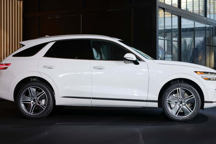 Hệ thống Xem trước Đường hiện có của GV70, sử dụng camera để phát hiện những thay đổi trên mặt đường và điều chỉnh hệ thống treo phù hợp để mang lại cảm giác lái mượt mà hơn. Ngoài ra còn có chìa khóa kỹ thuật số cho cả hai phiên bản GV70, cho phép người lái mở khóa và quản lý xe từ điện thoại của họ cũng như “Chế độ địa hình” mới.