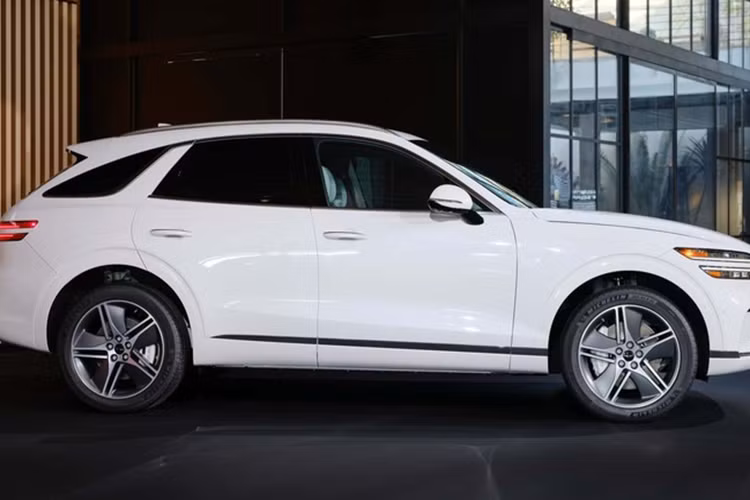 Hệ thống Xem trước Đường hiện có của GV70, sử dụng camera để phát hiện những thay đổi trên mặt đường và điều chỉnh hệ thống treo phù hợp để mang lại cảm giác lái mượt mà hơn. Ngoài ra còn có chìa khóa kỹ thuật số cho cả hai phiên bản GV70, cho phép người lái mở khóa và quản lý xe từ điện thoại của họ cũng như “Chế độ địa hình” mới.