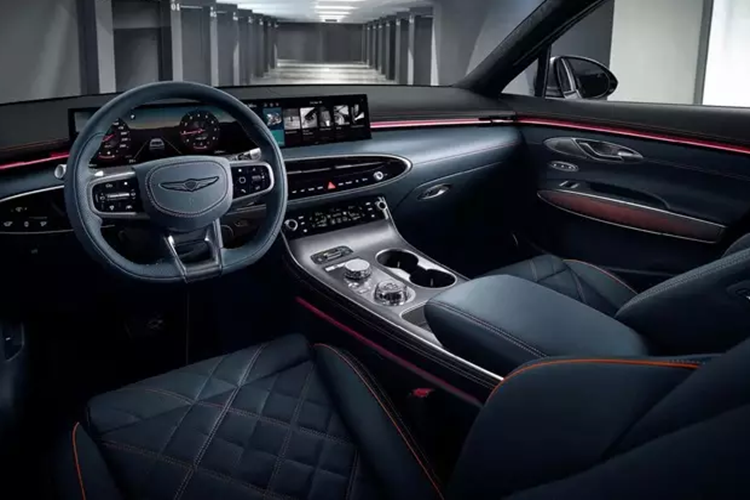 GV70 chạy điện mới có lưới tản nhiệt cùng màu thân xe ở mặt trước, so với lưới tản nhiệt sơn đen trên bản hiện tại. GV70 chạy điện đi kèm cổng sạc theo Tiêu chuẩn Bắc Mỹ (NACS), đây là tiêu chuẩn của Tesla (và Tesla Supercharger).