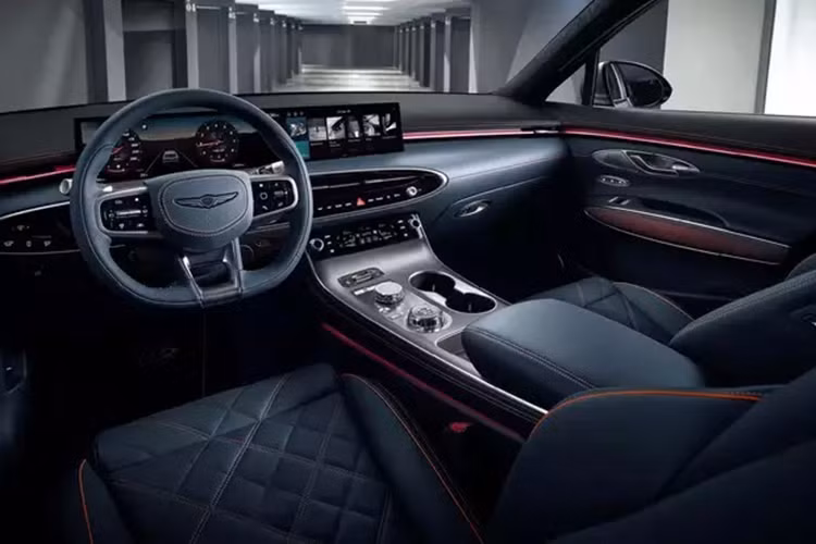 GV70 chạy điện mới có lưới tản nhiệt cùng màu thân xe ở mặt trước, so với lưới tản nhiệt sơn đen trên bản hiện tại. GV70 chạy điện đi kèm cổng sạc theo Tiêu chuẩn Bắc Mỹ (NACS), đây là tiêu chuẩn của Tesla (và Tesla Supercharger).