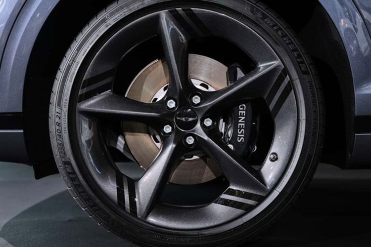 Genesis cũng trang bị cho GV70 một tính năng hệ thống treo mới có tên Highway Body Motion Control, công ty cho biết sẽ giúp chiếc xe thoải mái hơn khi tăng tốc và giảm tốc độ.