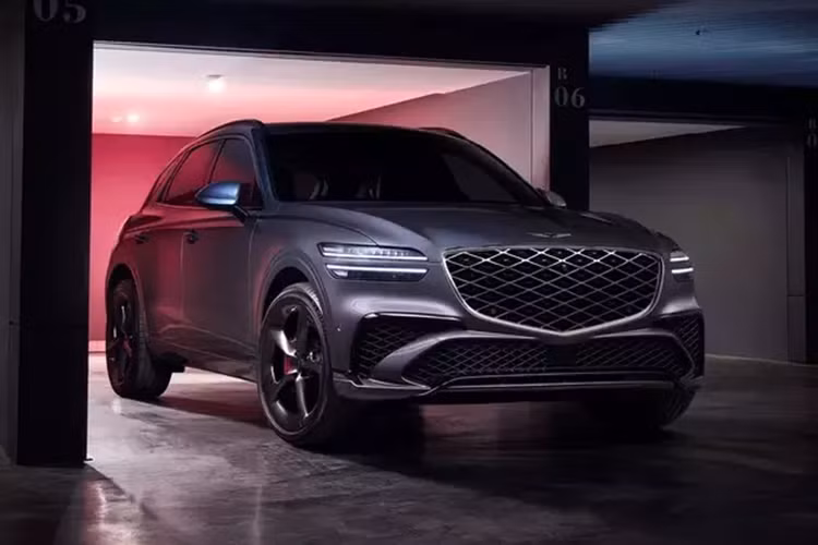 Genesis cho biết GV70 là mẫu xe phổ biến nhất của hãng tại Bắc Mỹ, và giống như mẫu xe hiện tại, phiên bản Genesis GV70 2026 nâng cấp sẽ có hai cấu hình truyền động chính là xăng hoặc điện.