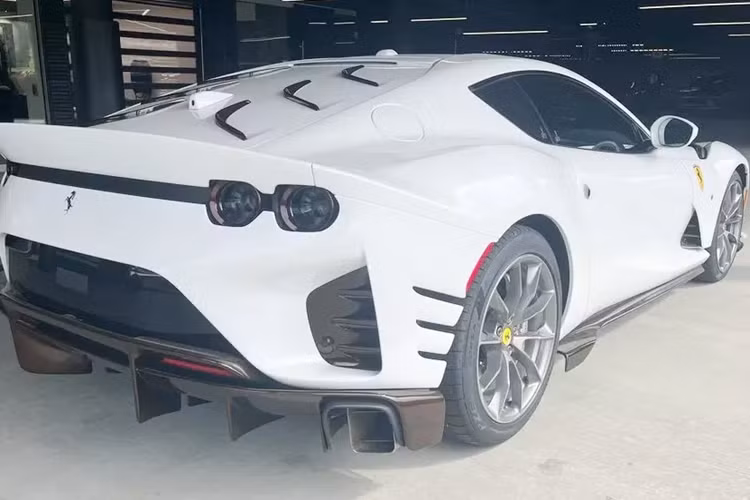 Với những thay đổi kể trên, Ferrari 812 Competizione có lực ép xuống mặt đường tăng khoảng 25% so với 812 Superfast. Trong khi đó, nội thất của siêu xe này gần như không thay đổi so với Ferrari 812 Superfast trừ các dấu hiệu nhận biết của 1 phiên bản giới hạn.