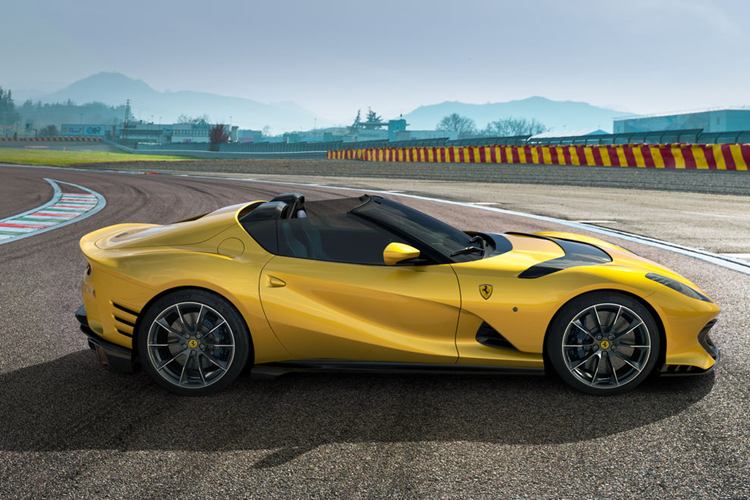 Chiếc siêu xe này có màu sơn trắng Extracampionario Bianco Mille Miglia đi kèm với đó là nhiều chi tiết sợi carbon đỏ được cá nhân hóa, như cản trước, cản sau, ốp hốc gió, nội thất xe có màu đen với ghế màu nâu da bò, đây là ghế đua với chất liệu da Mahogany, còn ghế hành khách được nhuộm màu đen đối lập.