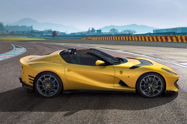 Chiếc siêu xe này có màu sơn trắng Extracampionario Bianco Mille Miglia đi kèm với đó là nhiều chi tiết sợi carbon đỏ được cá nhân hóa, như cản trước, cản sau, ốp hốc gió, nội thất xe có màu đen với ghế màu nâu da bò, đây là ghế đua với chất liệu da Mahogany, còn ghế hành khách được nhuộm màu đen đối lập.