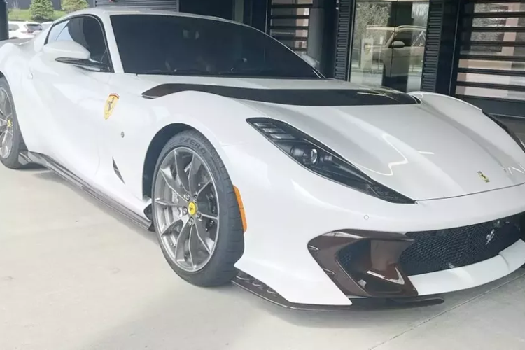 Các siêu xe giới hạn của Ferrari rất được các đại gia trên thế giới săn lùng, lý do nó có thể trở thành món đầu tư siêu lợi nhuận chỉ trong vài năm, thậm chí siêu xe Ferrari 812 Competizione giới hạn 999 xe toàn cầu còn tăng giá gấp 3 lần chỉ 2 năm sau ra mắt.