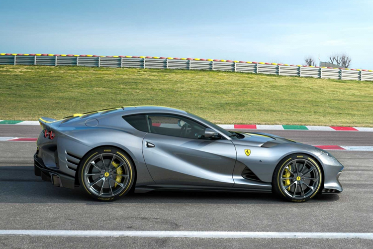 Còn phần đầu xe có nắp khoang động cơ mới với việc không chỉ có màu sơn mà còn được trang trí 1 dải đề-can màu nổi nằm ở chính giữa cùng tấm ốp sợi carbon nằm trên cao, tiếp đến là cản trước thiết kế mới, có thêm 2 hốc hút gió lớn và cánh lướt gió, cuối cùng là bộ mâm mới, siêu nhẹ.