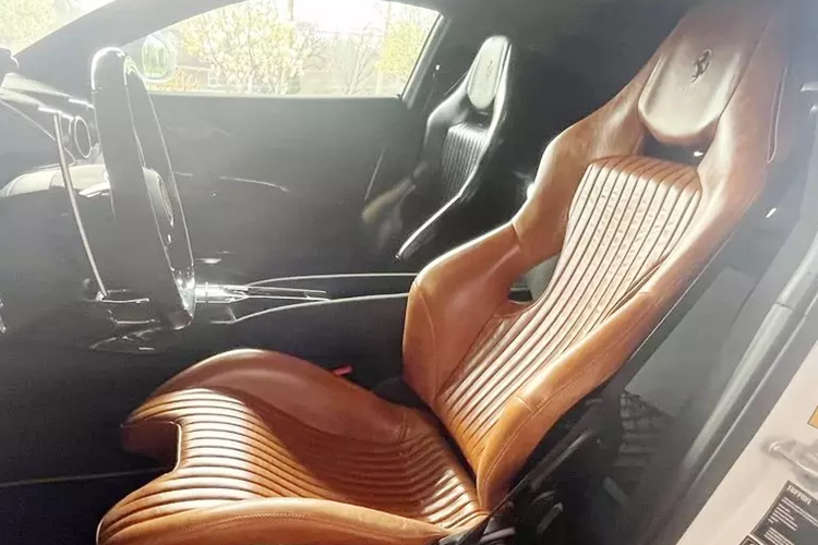 So với bản tiêu chuẩn đã có 2 xe tại Việt Nam lăn bánh, Ferrari 812 Competizione có sự khác biệt dễ nhận ra nhất ở việc xe không có kính sau mà thay bằng tấm ốp hoàn toàn bằng nhôm