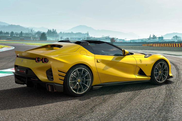 Tích hợp khe gió, bên dưới nữa là bộ khuếch tán gió mở rộng đến hết bề ngang của đuôi xe và 2 ống xả hình chữ nhật thay vì tròn như Ferrari 812 Superfast.