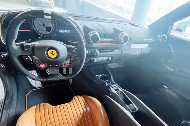 Ferrari 812 Competizione chỉ được giới hạn 999 chiếc trên toàn thế giới và sẽ rất tuyệt nếu có 1 xe về Việt Nam, tuy nhiên, rất khó có cơ hội cho mẫu xe này về vì giá bán đã tăng cao.