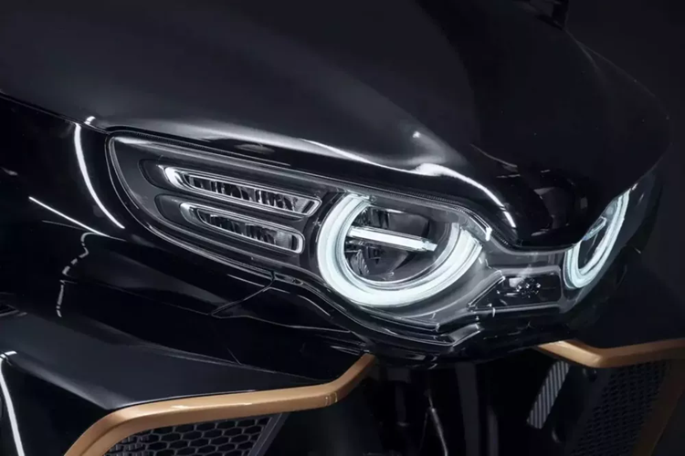 Chiếc xe GWM Souo S2000 Flat-8 2024 mới có tốc độ tối đa 131 dặm/giờ (210 km/giờ) có ba phiên bản: S2000ST là mẫu cơ bản, S2000GL sang trọng hơn có thêm ghế sau lớn và hộp đựng hành lý, và S2000 Founder Edition là GL được tô điểm bằng màu đen mờ và vàng.