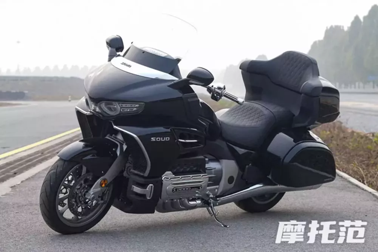 GWM Souo S2000 Flat-8 của Trung Quốc sở hữu động cơ phẳng 8 xi-lanh, dung tích 2.0 lít, không phải ngẫu nhiên mà có kích thước và số xi-lanh lớn hơn động cơ phẳng sáu xi-lanh 1.8 lít được gắn giữa các bánh xe của Goldwing, và hộp số ly hợp kép của nó có 8 tỷ số truyền so với 7 tỷ số truyền của mẫu xe môtô Honda.