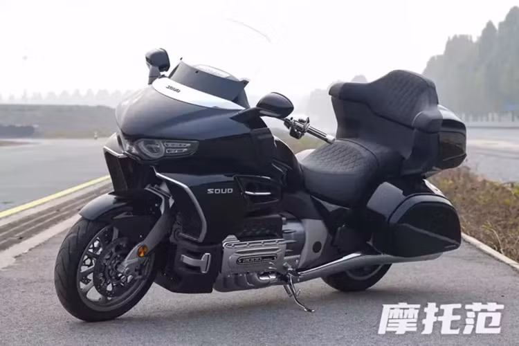 GWM Souo S2000 Flat-8 của Trung Quốc sở hữu động cơ phẳng 8 xi-lanh, dung tích 2.0 lít, không phải ngẫu nhiên mà có kích thước và số xi-lanh lớn hơn động cơ phẳng sáu xi-lanh 1.8 lít được gắn giữa các bánh xe của Goldwing, và hộp số ly hợp kép của nó có 8 tỷ số truyền so với 7 tỷ số truyền của mẫu xe môtô Honda.