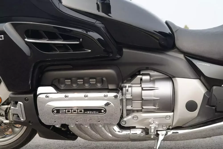 Và chúng không phải là những con số S2000 duy nhất khiến những con số tương đương của Honda trông nhỏ bé. Chiều dài cơ sở 71,3 inch (1.810 mm) của Souo dài hơn 4,5 inch (115 mm) và trọng lượng không tải là 1.016 lbs (461 kg) có nghĩa là bạn phải kéo thêm 171 pound (78 kg) khỏi sàn xe nếu chẳng may bạn làm rơi nó.