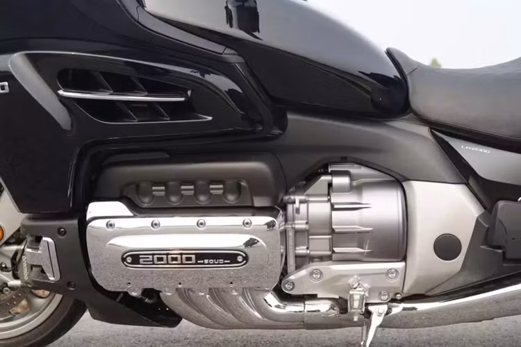 Và chúng không phải là những con số S2000 duy nhất khiến những con số tương đương của Honda trông nhỏ bé. Chiều dài cơ sở 71,3 inch (1.810 mm) của Souo dài hơn 4,5 inch (115 mm) và trọng lượng không tải là 1.016 lbs (461 kg) có nghĩa là bạn phải kéo thêm 171 pound (78 kg) khỏi sàn xe nếu chẳng may bạn làm rơi nó.