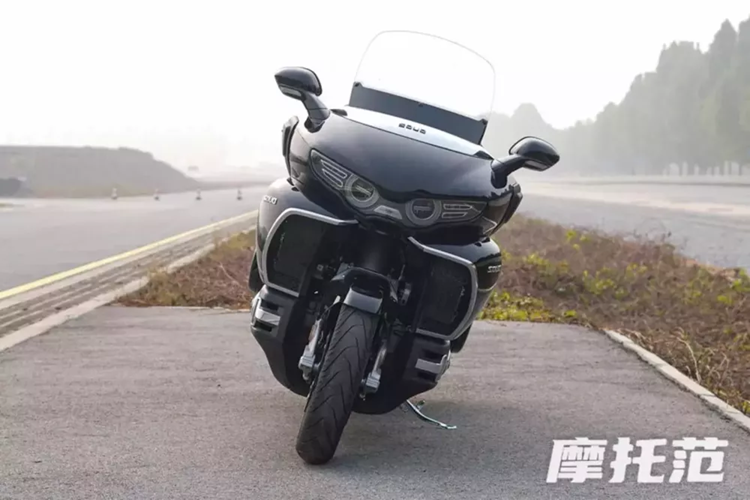 Không, đây là chiếc siêu môtô đường trường đầu tiên của thương hiệu xe máy mới thành lập của GWM tại Trung Quốc không có động cơ VTEC 2.0 lít.