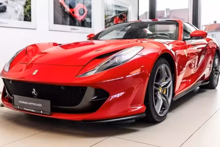  Siêu xe Ferrari 812 GTS dù đã được ra mắt từ khá lâu và nay đã bị khai tử, nhưng với các người yêu xe "ngựa chồm", nó vẫn là tượng đài trong các dòng siêu xe mui trần V12, hút khí tự nhiên, và bất ngờ hơn, sau "phát súng mở hàng" của ông Đặng Lê Nguyên Vũ với chiếc Ferrari 812 GTS đầu tiên được nhập về nước, thì ước tính sẽ có 2 xe về tiếp theo.