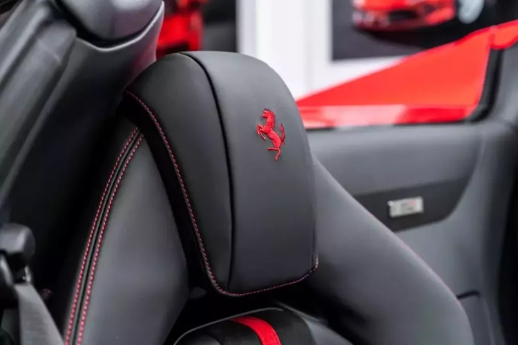 Phiên bản Ferrari 812 GTS có lợi thế là mui xếp cứng của xe có thể đóng hoặc mở trong thời gian 14 giây, chỉ thông qua 1 nút bấm trong xe, vì phải làm ra 1 chỗ để chứa mui xe khi hạ xuống, phần đuôi xe của 812 GTS thiết kế lại, có trang bị thêm 1 tấm kính nhỏ điều chỉnh dễ dàng.