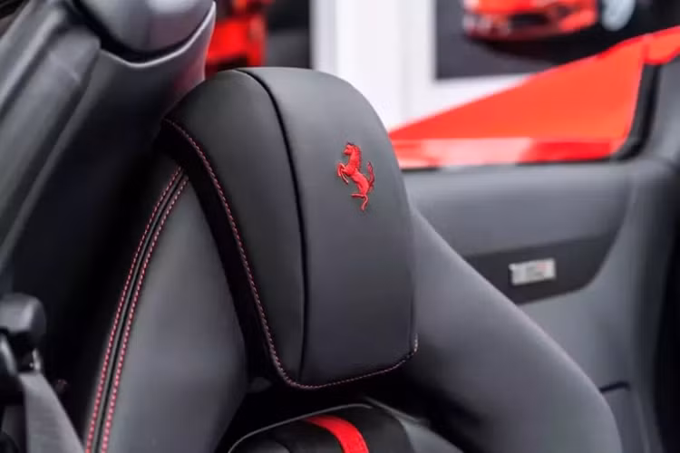 Phiên bản Ferrari 812 GTS có lợi thế là mui xếp cứng của xe có thể đóng hoặc mở trong thời gian 14 giây, chỉ thông qua 1 nút bấm trong xe, vì phải làm ra 1 chỗ để chứa mui xe khi hạ xuống, phần đuôi xe của 812 GTS thiết kế lại, có trang bị thêm 1 tấm kính nhỏ điều chỉnh dễ dàng.