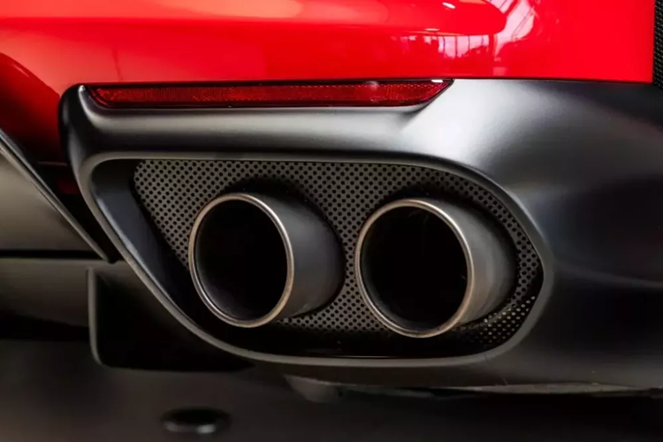 Ngay cả khi xe lăn bánh, thao tác đóng và mở mui vẫn có thể thực hiện được nhưng chiếc Ferrari 812 GTS phải đang hoạt động ở vận tốc dưới 45 km/h.