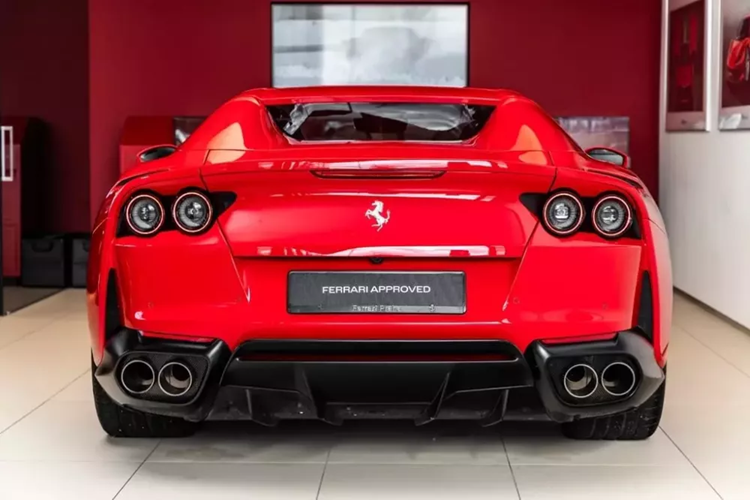Siêu xe mui trần Ferrari 812 GTS có khả năng tăng tốc từ vị trí đứng yên lên 100 km/h chỉ trong thời gian 2,9 giây, từ 0-200 km/h là trong 8,3 giây, trước khi đạt tốc độ tối đa là 340 km/h. Các thông số này tương đương với phiên bản Ferrari 812 Superfast.