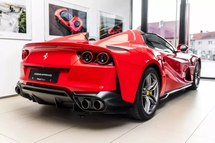 Tại thời điểm ra mắt, mức giá xe Ferrari 812 GTS mui trần trên 450.000 đô la (tương đương 10,5 tỷ đồng) nhưng hiện tại, các xe cũ đã đều tăng giá từ 100.000 đô la đến 250.000 đô la, tùy theo độ mới, xe có option ra sao.
