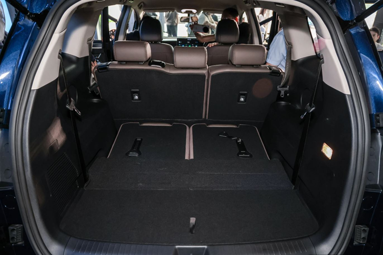 Về mặt an toàn, BYD M6 được trang bị nhiều tính năng hiện đại nhằm đảm bảo sự an toàn tối đa cho người lái và hành khách. Phiên bản Tiêu chuẩn bao gồm camera 360 độ, cảm biến đỗ xe phía sau và hệ thống giám sát áp suất lốp.