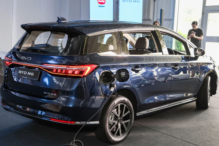 Một trong những điểm nổi bật của BYD M6 chính là phạm vi di chuyển đáng nể. Phiên bản Tiêu chuẩn có pin dung lượng 55,4 kWh, cho phép xe di chuyển lên đến 420 km cho mỗi lần sạc (theo chuẩn NEDC). Trong khi đó, phiên bản Nâng cao được trang bị pin lớn hơn với dung lượng 71,8 kWh cho phép di chuyển tối đa 530 km mỗi lần sạc.