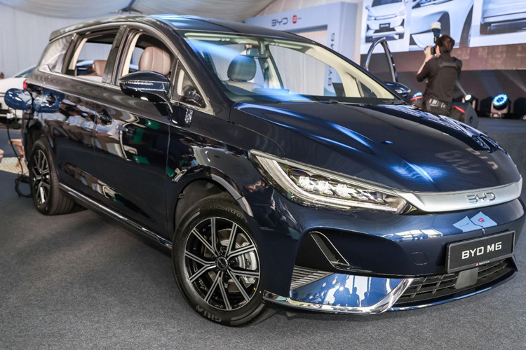 Phiên bản Tiêu chuẩn của M6 được trang bị động cơ điện công suất 161 PS và mô-men xoắn 310 Nm, trong khi phiên bản Nâng cao được trang bị động cơ mạnh mẽ hơn với công suất 204 PS nhưng vẫn duy trì mức mô-men xoắn 310 Nm. Cả hai đều sử dụng công nghệ pin LFP Blade độc quyền của BYD, đảm bảo tuổi thọ và hiệu suất cao.