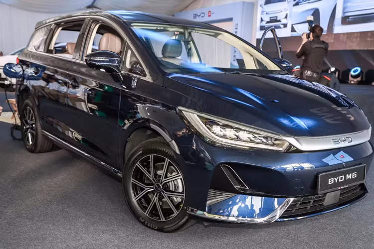 Phiên bản Tiêu chuẩn của M6 được trang bị động cơ điện công suất 161 PS và mô-men xoắn 310 Nm, trong khi phiên bản Nâng cao được trang bị động cơ mạnh mẽ hơn với công suất 204 PS nhưng vẫn duy trì mức mô-men xoắn 310 Nm. Cả hai đều sử dụng công nghệ pin LFP Blade độc quyền của BYD, đảm bảo tuổi thọ và hiệu suất cao.