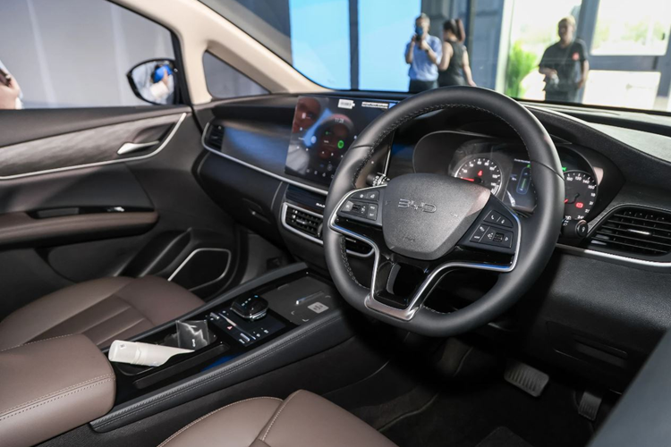 Về khả năng sạc, phiên bản Tiêu chuẩn hỗ trợ sạc nhanh DC với công suất lên đến 89 kW, trong khi phiên bản Nâng cao hỗ trợ sạc với công suất tối đa 115 kW giúp xe sạc đầy chỉ trong khoảng 40 phút. Bên cạnh đó, BYD M6 còn hỗ trợ tính năng V2L (vehicle-to-load) cho phép các thiết bị bên ngoài sử dụng điện từ xe.