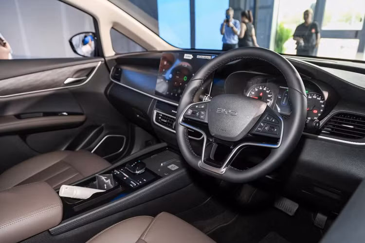 Về khả năng sạc, phiên bản Tiêu chuẩn hỗ trợ sạc nhanh DC với công suất lên đến 89 kW, trong khi phiên bản Nâng cao hỗ trợ sạc với công suất tối đa 115 kW giúp xe sạc đầy chỉ trong khoảng 40 phút. Bên cạnh đó, BYD M6 còn hỗ trợ tính năng V2L (vehicle-to-load) cho phép các thiết bị bên ngoài sử dụng điện từ xe.