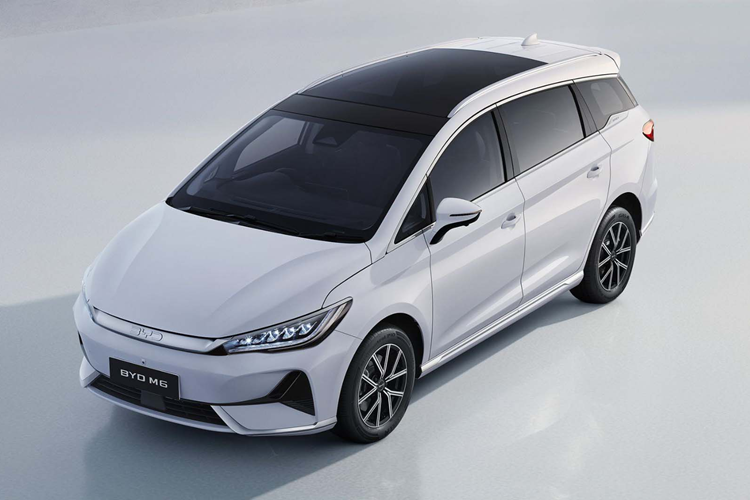 BYD M6 có bốn màu sắc ngoại thất để khách hàng lựa chọn: Trắng pha lê, Xanh đá, Đen bóng và Xám. Ngoài ra, xe còn đi kèm với chính sách bảo hành hấp dẫn, bao gồm 6 năm/150.000 km bảo hành xe, 8 năm/160.000 km bảo hành pin và 8 năm/150.000 km bảo hành hệ truyền động, tùy theo điều kiện nào đến trước.