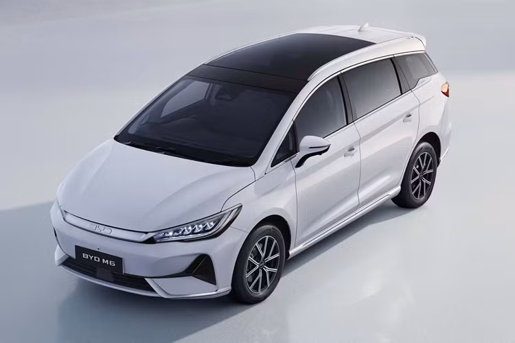 BYD M6 có bốn màu sắc ngoại thất để khách hàng lựa chọn: Trắng pha lê, Xanh đá, Đen bóng và Xám. Ngoài ra, xe còn đi kèm với chính sách bảo hành hấp dẫn, bao gồm 6 năm/150.000 km bảo hành xe, 8 năm/160.000 km bảo hành pin và 8 năm/150.000 km bảo hành hệ truyền động, tùy theo điều kiện nào đến trước.