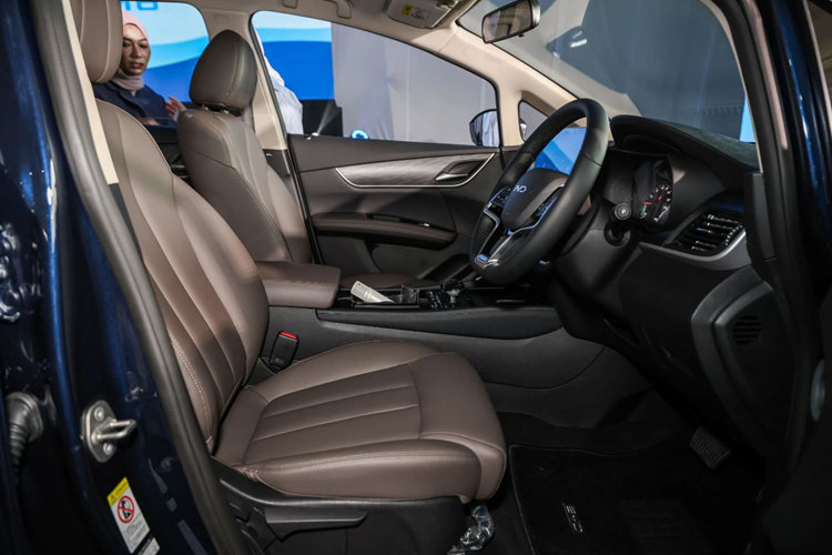 BYD M6 không chỉ gây ấn tượng bởi hiệu suất mà còn bởi không gian nội thất rộng rãi và tiện nghi. Xe được trang bị cấu hình 7 chỗ ngồi (2-3-2), phù hợp cho gia đình đông người. Khoang hành lý có dung tích lên đến 580 lít đảm bảo sức chứa lớn cho các chuyến đi xa.