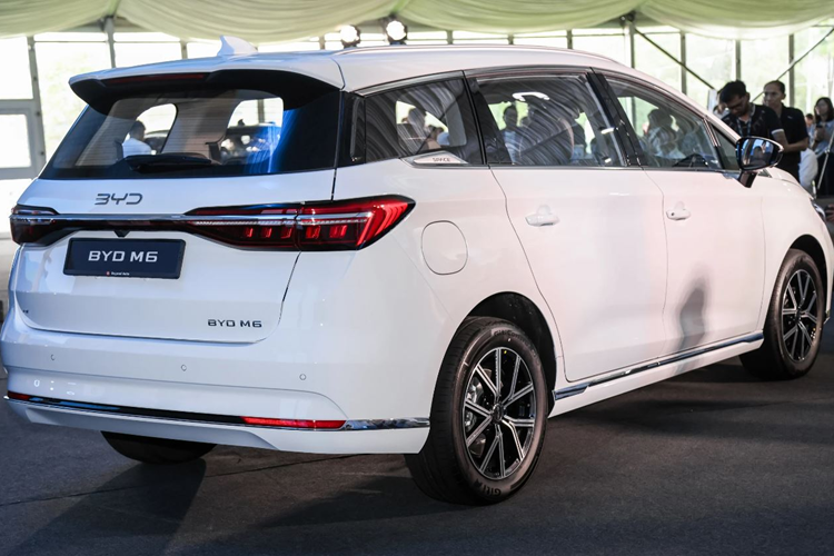 Cả hai phiên bản của MPV chạy điện BYD M6 đều sử dụng động cơ điện và được trang bị các công nghệ hiện đại, mang lại hiệu suất vận hành vượt trội cùng phạm vi di chuyển ấn tượng.